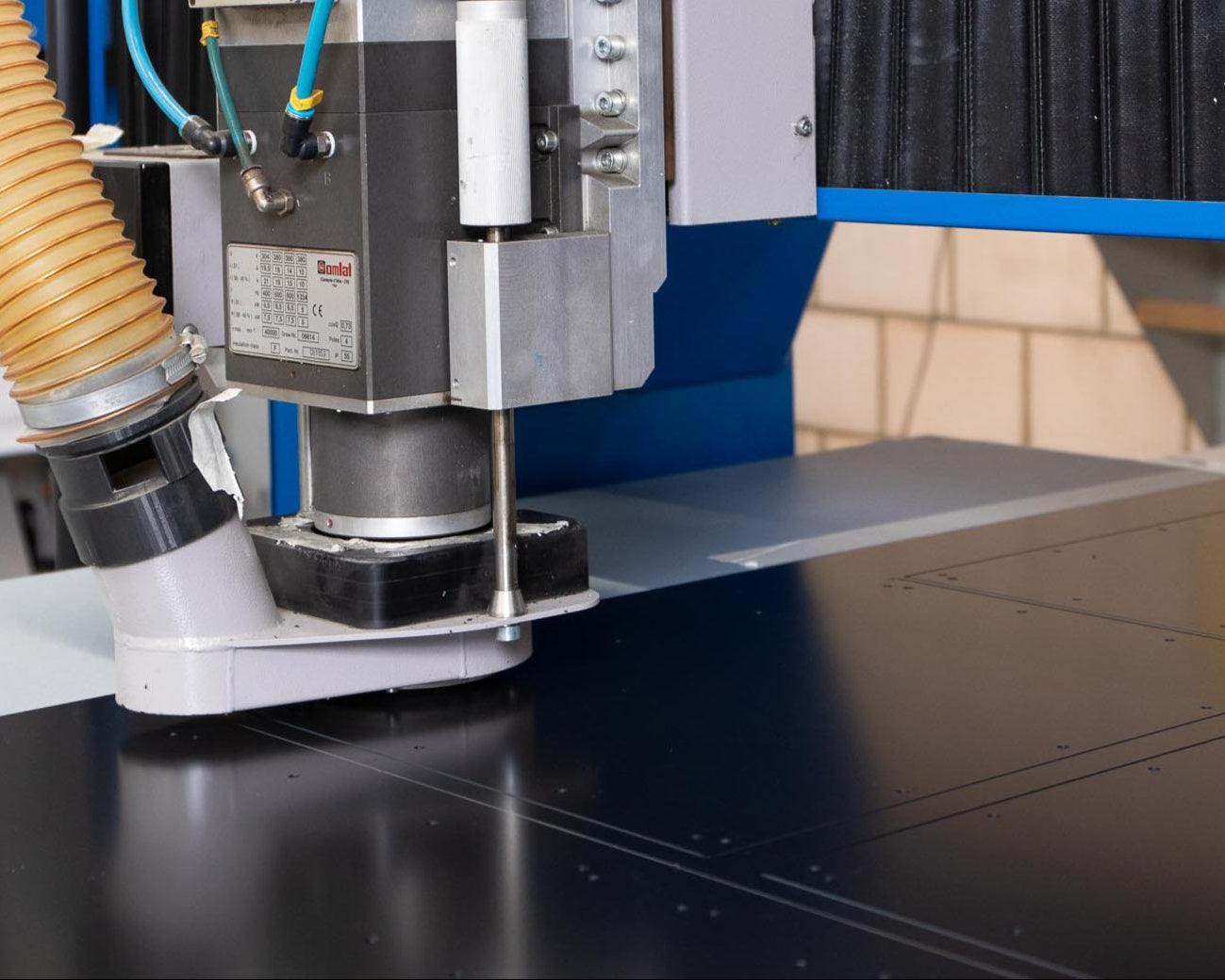  Individuell gefertigter Koffer aus Plattenmaterial, präzise bearbeitet durch Fräs- und Biegetechnik – maßgeschneidert, flexibel und ohne Werkzeugkosten.