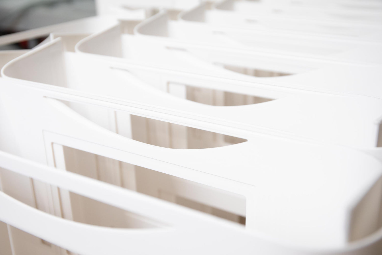 Nahtlos tiefgezogenes Kunststoffbauteil mit komplexer Form – präzise gefertigt im Thermoformverfahren für individuelle und ästhetische Lösungen.