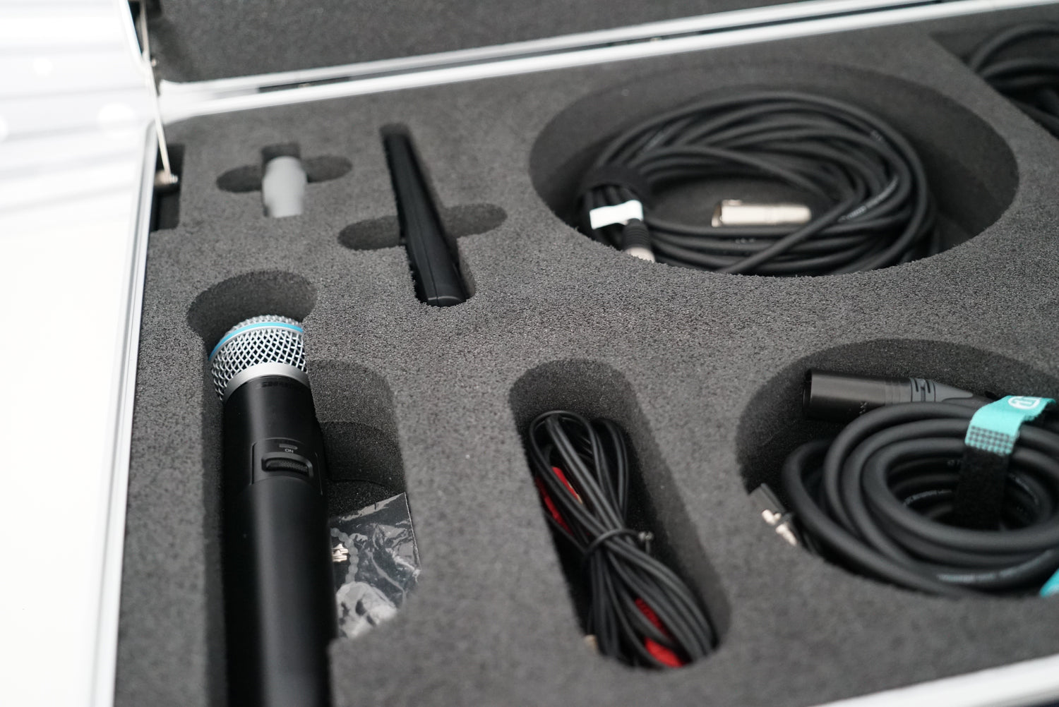 Koffer für Tontechnik Zubehör sicher gelagert in einem von uns gefertigten Shadowboard.