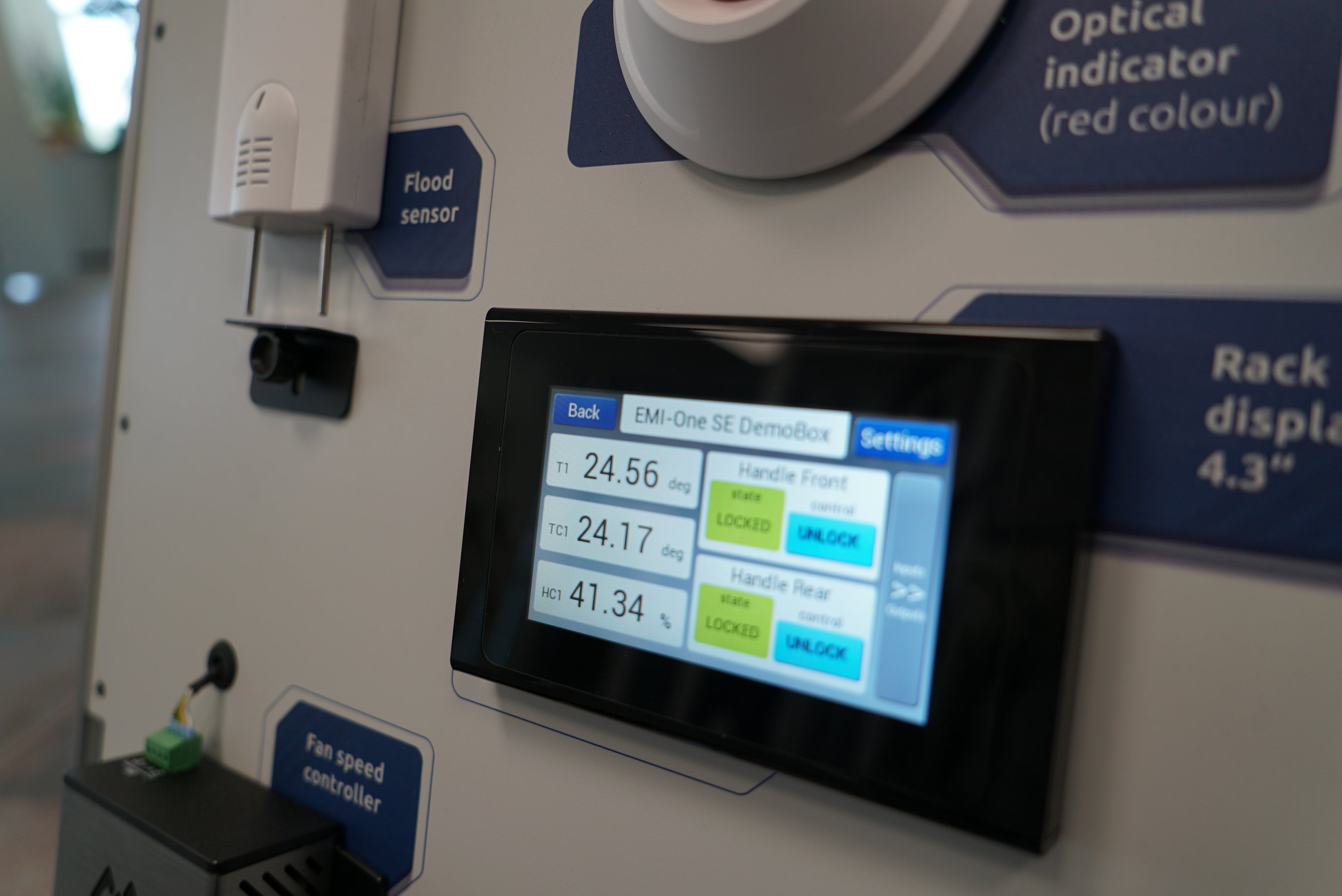 Ein zentrales Merkmal unseres Präsentationskoffers für Techniksysteme: das modulare Design. Da sich technische Lösungen stetig weiterentwickeln, wurde der Koffer so konzipiert, dass: neue Komponenten oder Sensoren nachgerüstet werden können, bestehende Bauteile flexibel ersetzt werden können und keine komplette Neukonstruktion notwendig ist