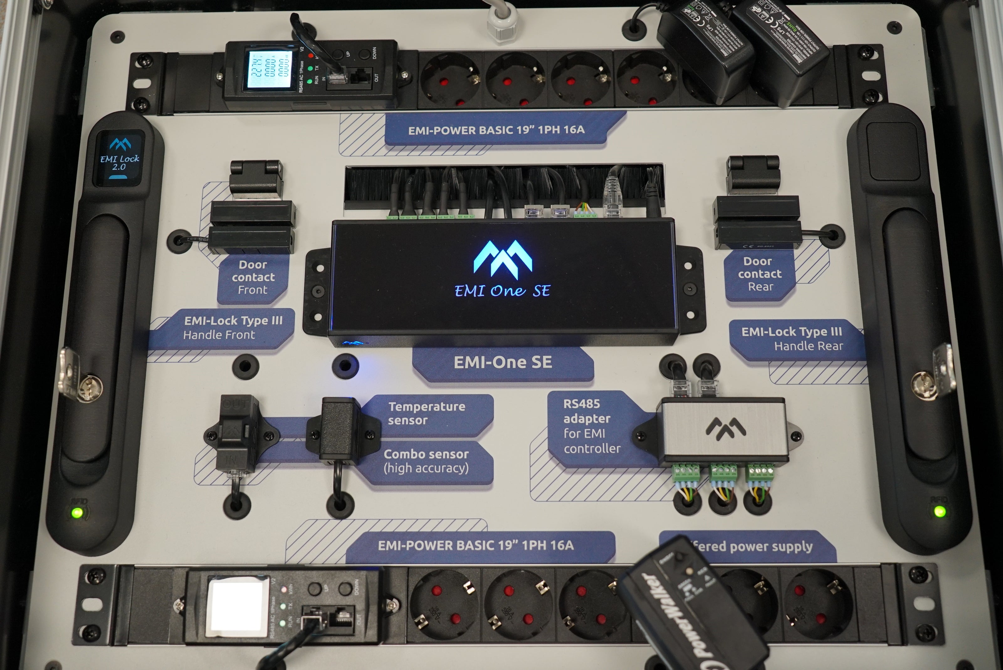 Im Inneren sorgt ein maßgeschneidertes Inlay dafür, dass alle Systemkomponenten sicher und geordnet untergebracht sind. Keine losen Teile, kein Kabelchaos – alles hat seinen Platz. So bleibt Ihre Technik geschützt, und der erste Eindruck beim Kunden sitzt.