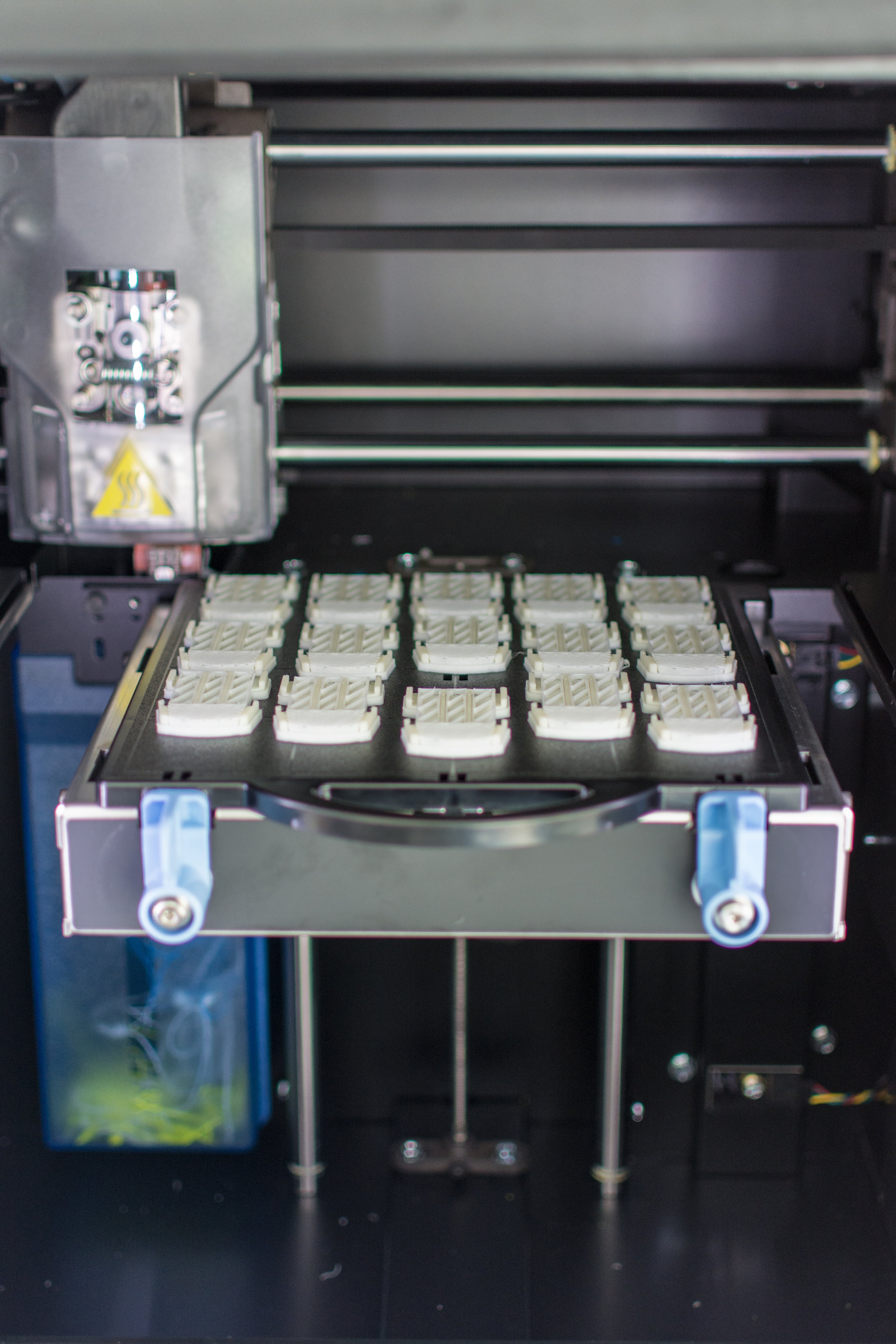 Dank der vielseitigen Möglichkeiten der additiven Fertigung realisieren wir funktionale Prototypen in kürzester Zeit sowie wirtschaftliche Serienproduktionen mit hoher Präzision. Unsere Experten wählen je nach Größe, Materialanforderung und Oberflächenqualität das passende 3D-Druckverfahren und die optimale Anlage für Ihr Projekt.