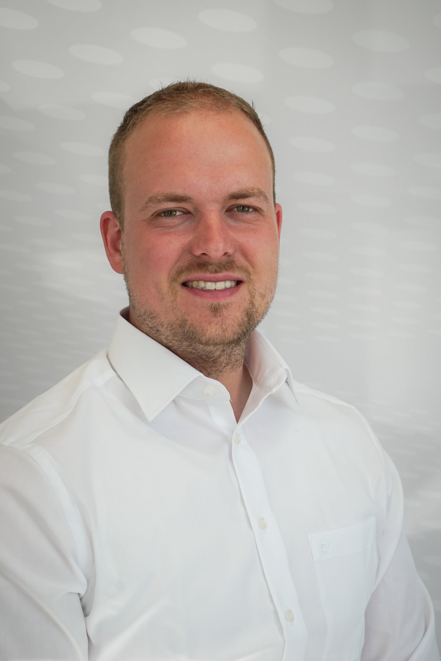 Haben Sie Fragen zu unseren Kofferlösungen? Oder möchten Sie Ihre individuelle Lösung besprechen?
Kontakt: Elias Brandt
📞 + 49 6292 9502-49
✉️ e.brandt@apra-plast.de