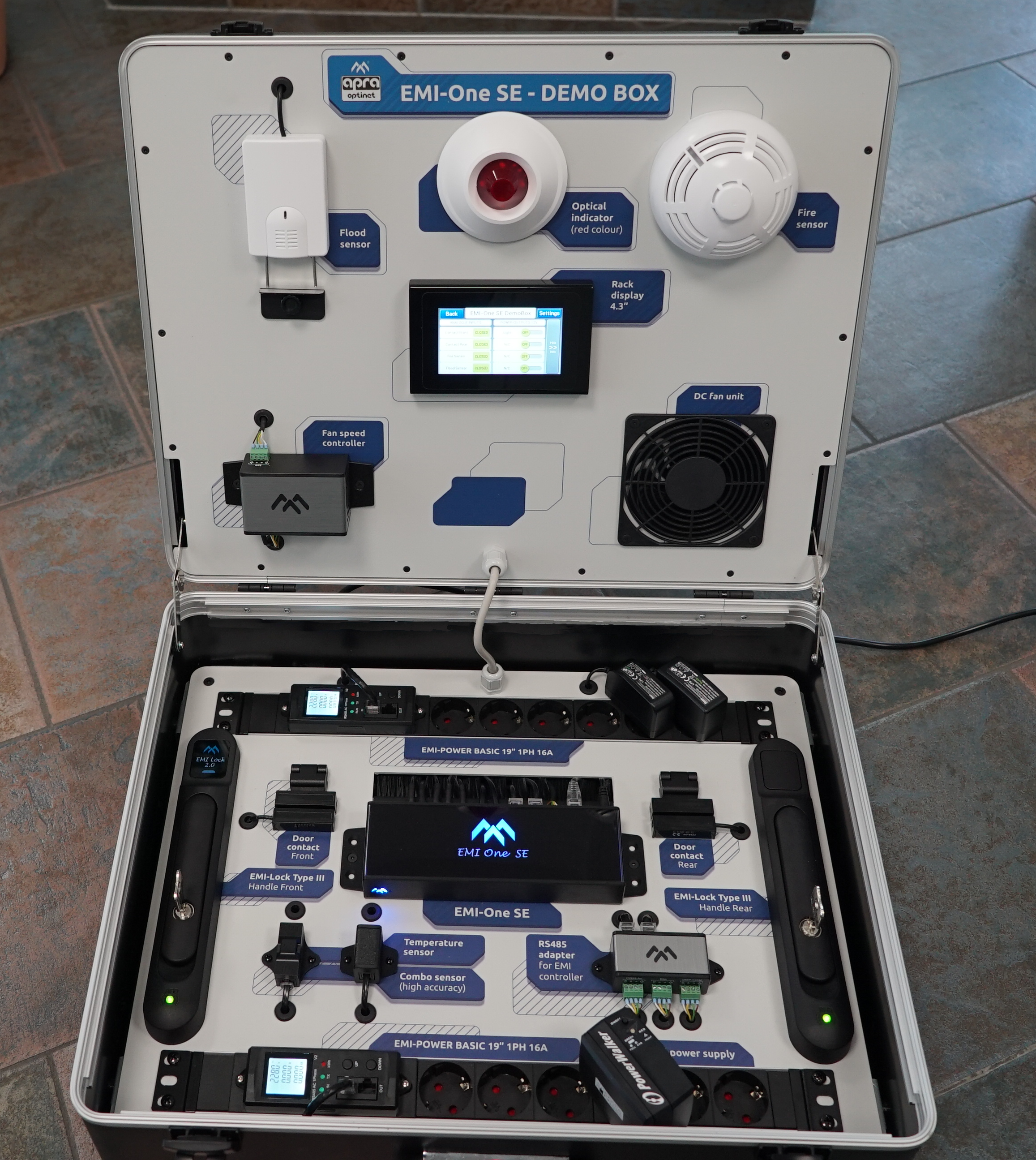 Dieser Demo-Koffer für Schranküberwachungssysteme ermöglicht eine realitätsnahe Live-Demonstration wichtiger Funktionen wie: Sensorik zur Überwachung von Türen oder Bewegung, Elektronische Zugangskontrolle und Temperatur- und Umgebungsüberwachung