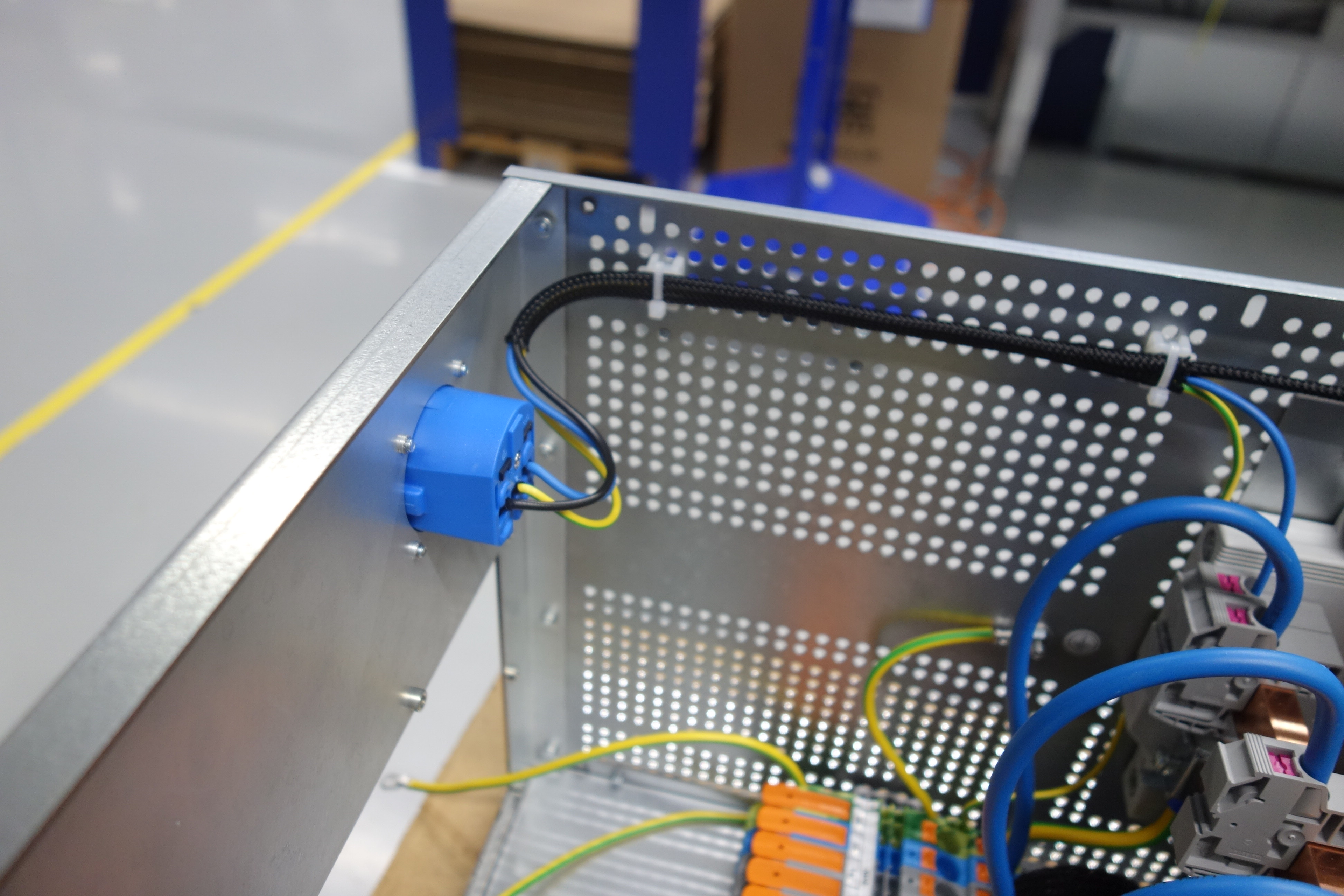 Als Ergänzung zu unserer mechanischen Fertigung übernehmen wir auf Wunsch auch die vollständige Elektromontage, vom Kabelsatz bis zur anschlussfertigen Lösung. 