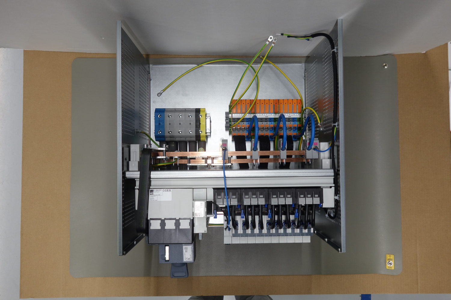 Als Ergänzung zu unserer mechanischen Fertigung übernehmen wir auf Wunsch auch die vollständige Elektromontage, vom Kabelsatz bis zur anschlussfertigen Lösung. 